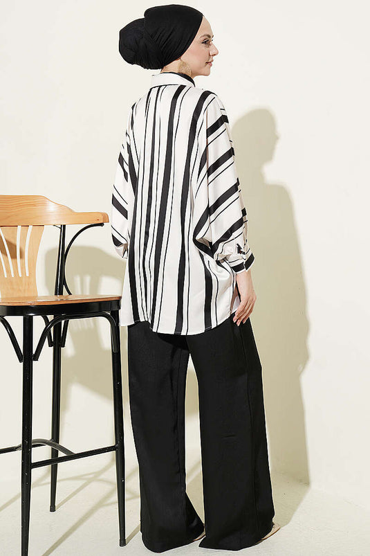 Zwarte Satijnen Shirt Met Asymmetrische Strepen En Batwing Mouwen