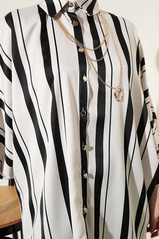 Zwarte Satijnen Shirt Met Asymmetrische Strepen En Batwing Mouwen