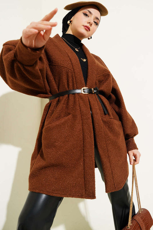 جاكيت بحزام وأكمام على شكل جناح الخفاش، بني