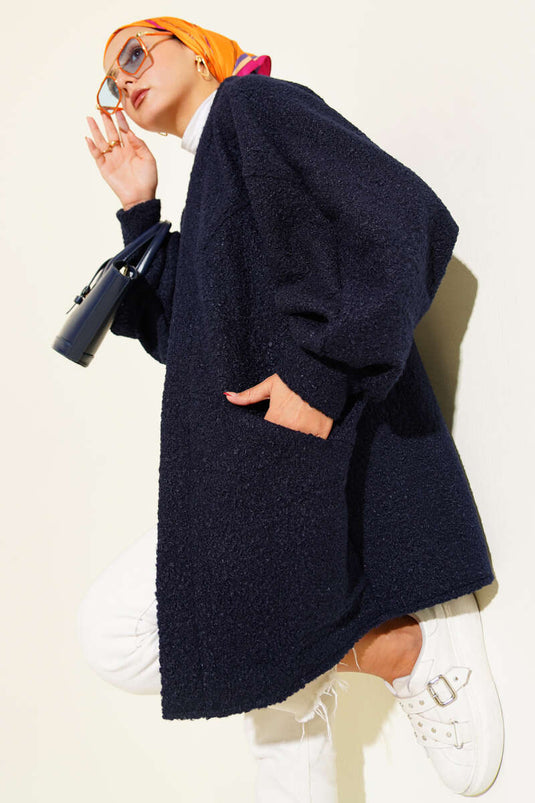 جاكيت بحزام وأكمام على شكل جناح الخفاش أزرق داكن