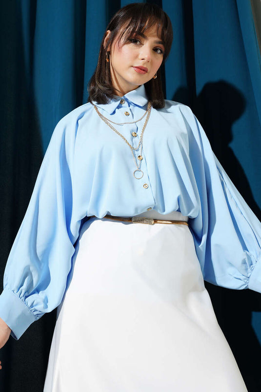 Chemise ample à manches chauve-souris avec col en chaîne bleue