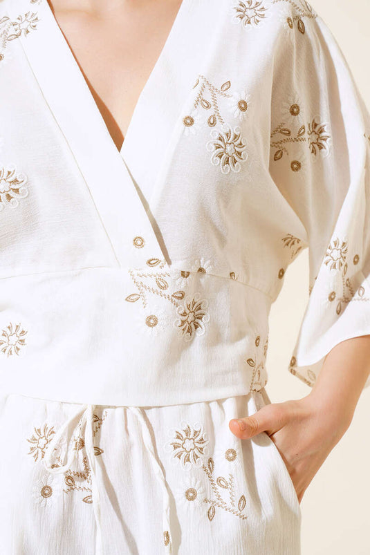 Completo due pezzi ricamato con maniche a pipistrello in ecrù