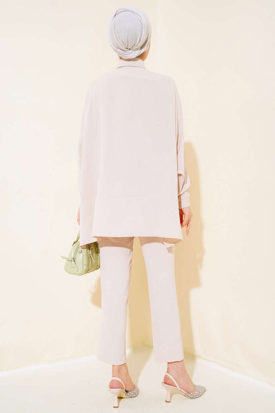 بدلة مزدوجة بأكمام الخفاش وأزرار باللون البيج