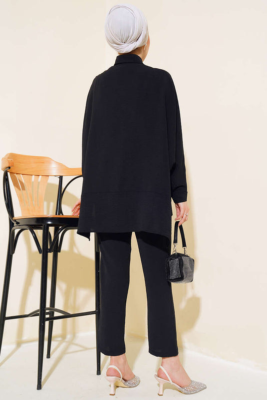 بدلة مزدوجة بأكمام الخفافيش وأزرار باللون الأسود