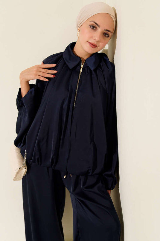 Traje holgado de dos piezas de satén con mangas murciélago azul marino