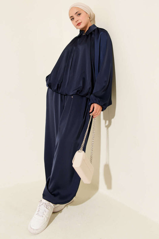 Traje holgado de dos piezas de satén con mangas murciélago azul marino