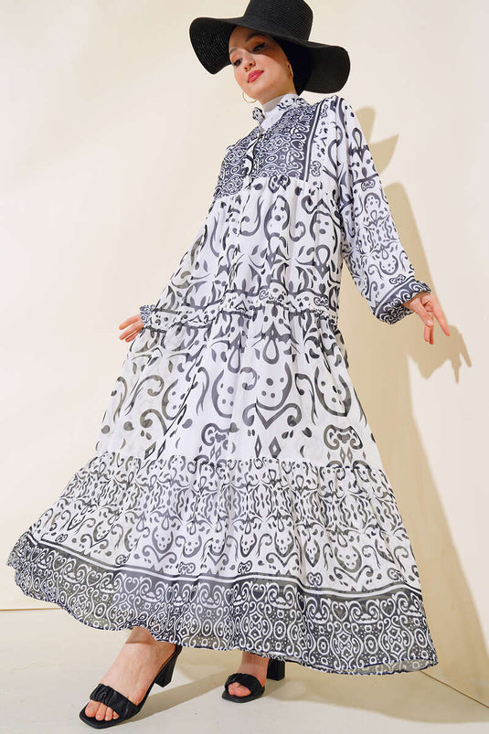 Robe blanche en mousseline à demi-boutonnée