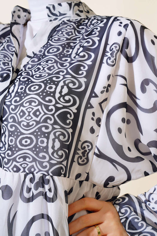 Robe blanche en mousseline à demi-boutonnée