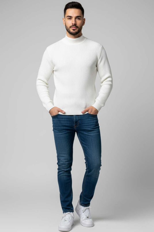 كنزة رجالية بيضاء محبوكة بنصف ياقة عالية