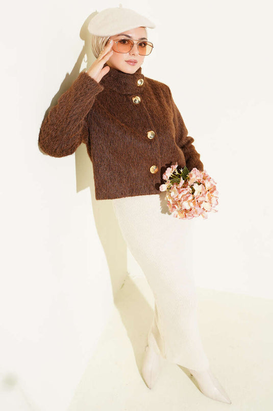 Halfhoge coltrui met gouden knopen, koffiekleurig