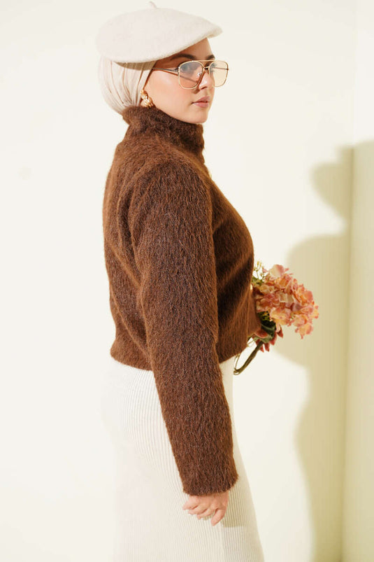 Halfhoge coltrui met gouden knopen, koffiekleurig