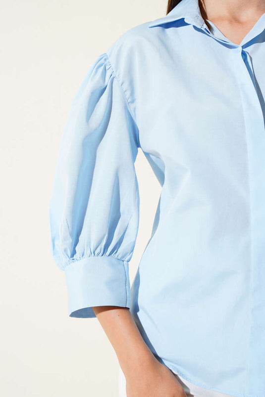 Blaues Hemd mit halben Ballonärmeln