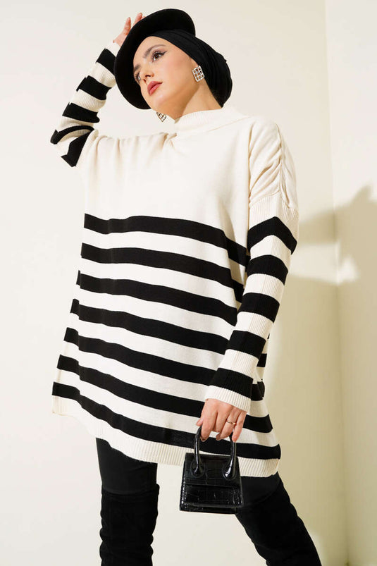 تونيك مخطط فضفاض محبوك بنصف رقبة باللون البيج