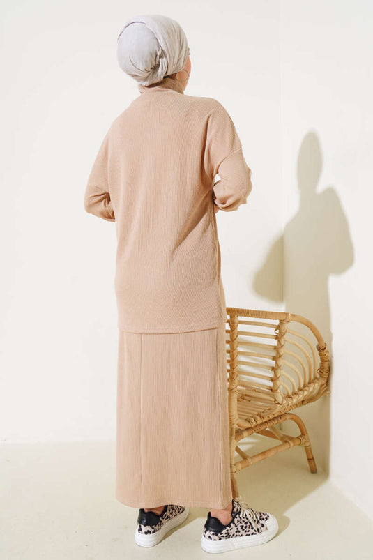 Anzug mit Halbhalsausschnitt und schnurgebundenem Rock Beige