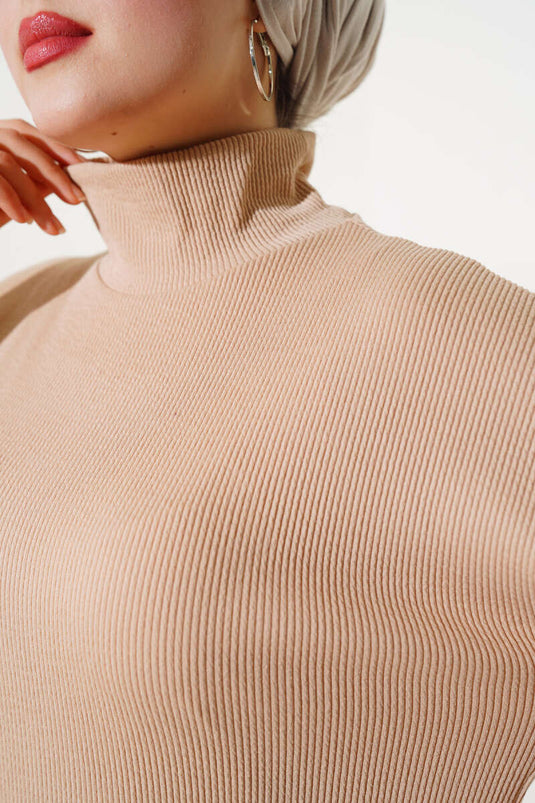 Anzug mit Halbhalsausschnitt und schnurgebundenem Rock Beige