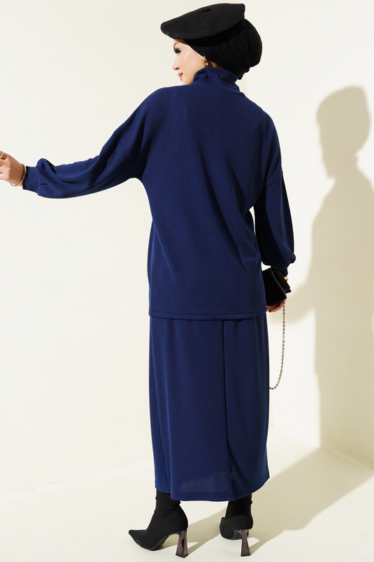 Cordrock mit halbem Rollkragen und Rock in Marineblau