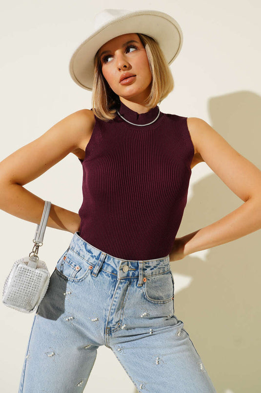 Body lavorato a maglia con collo alto senza maniche color prugna