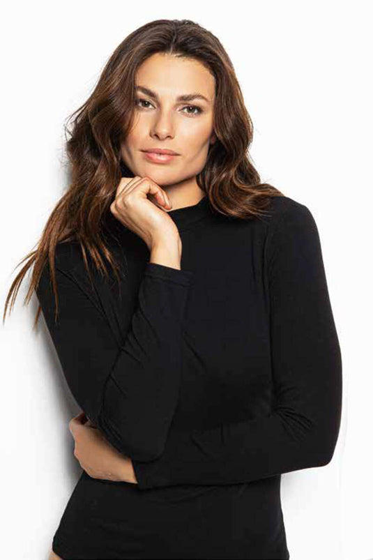 بدلة جسم بيضاء بأكمام طويلة ورقبة مدورة نصفية