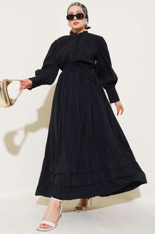 فستان أسود بأزرار أمامية وخصر مطاطي بتصميم نصف بريطاني