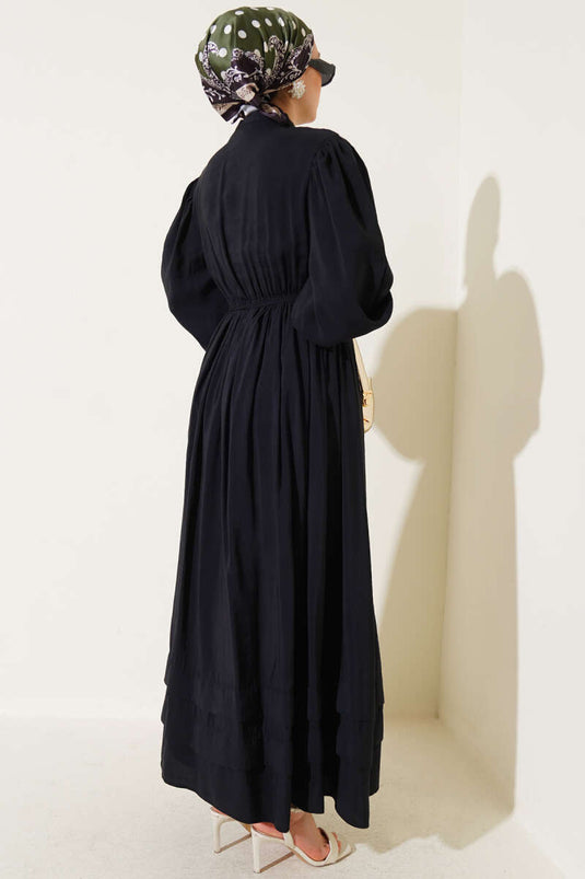 فستان أسود بأزرار أمامية وخصر مطاطي بتصميم نصف بريطاني