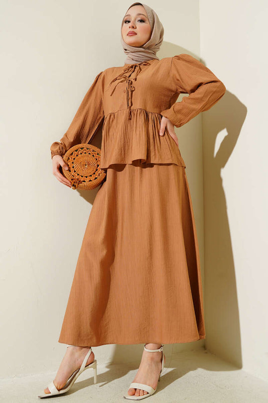 Halb geknöpfter, geschnürter Zweiteiler mit Rock, Farbe Latte