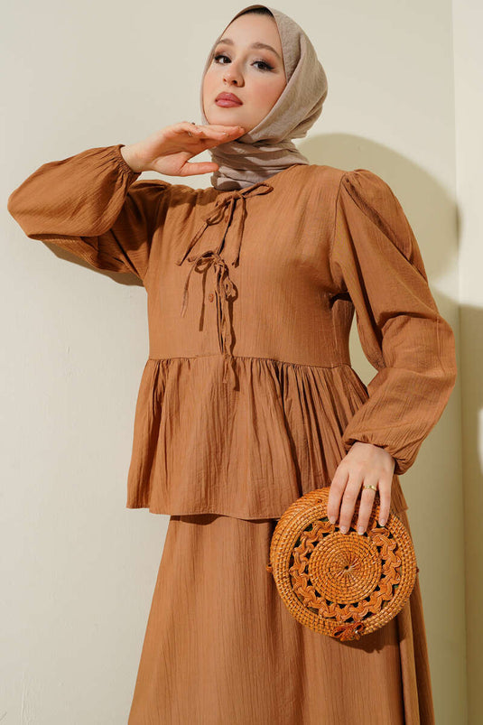 Halb geknöpfter, geschnürter Zweiteiler mit Rock, Farbe Latte