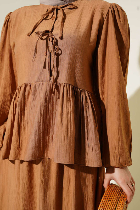 Halb geknöpfter, geschnürter Zweiteiler mit Rock, Farbe Latte