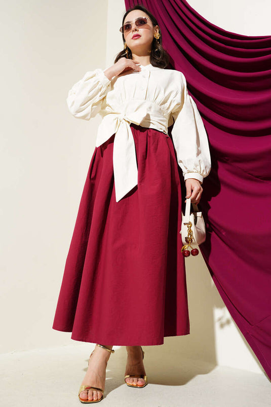 قميص قصير بنصف أزرار وربطة عنق باللون البيج