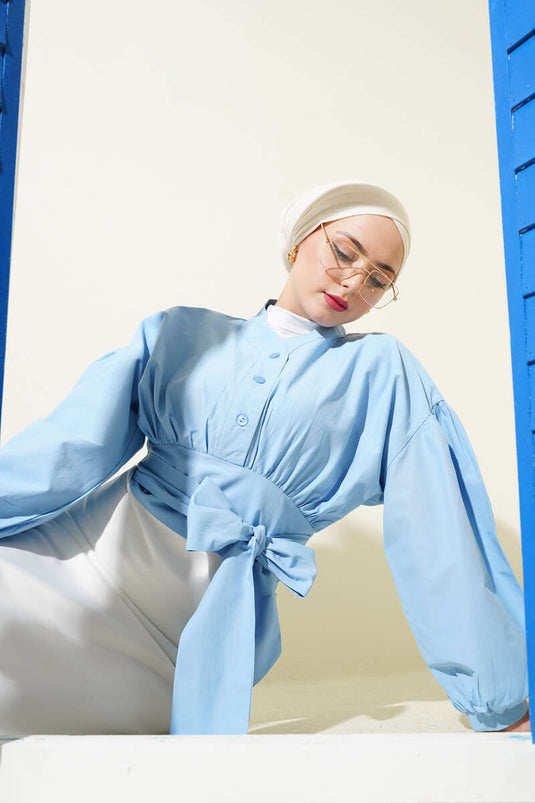 Chemise courte bleue à demi-boutonnée avec cravate