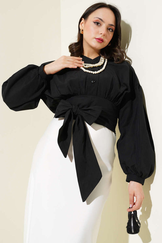 Chemise courte noire à demi-boutonnée avec cravate