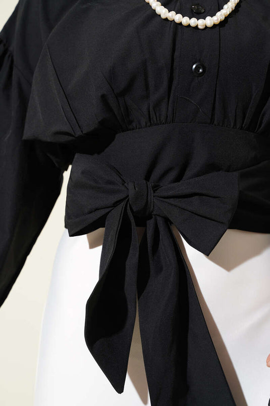 Chemise courte noire à demi-boutonnée avec cravate