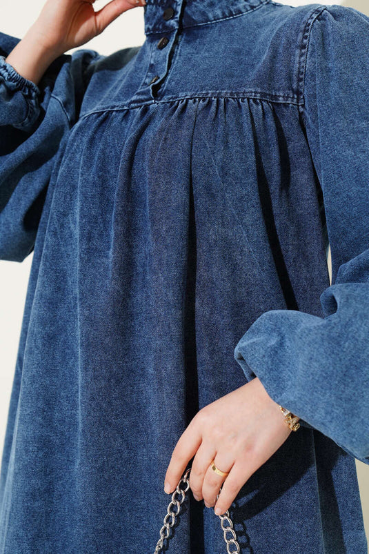 فستان جينز بأكمام منفوخة وأزرار نصفية