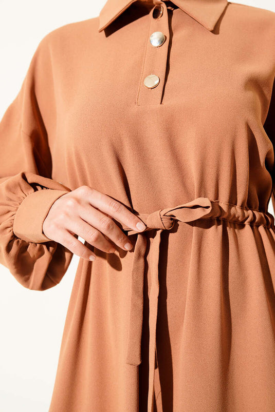 Tunnelkleid mit halbgeknöpfter Taille in Hellbraun