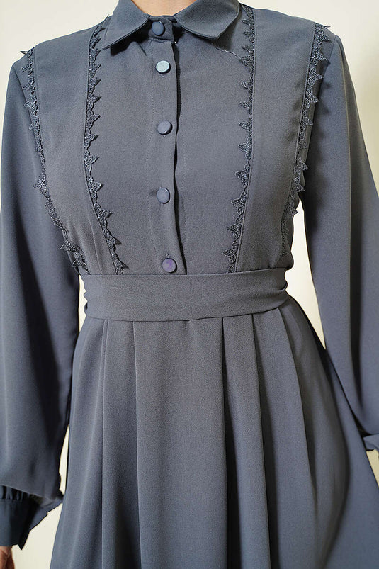 Robe grise avec détails en dentelle et demi-boutons