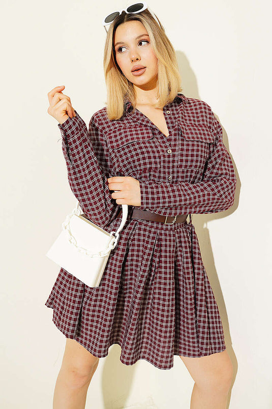 Robe mini plissée à carreaux bordeaux avec demi-boutons