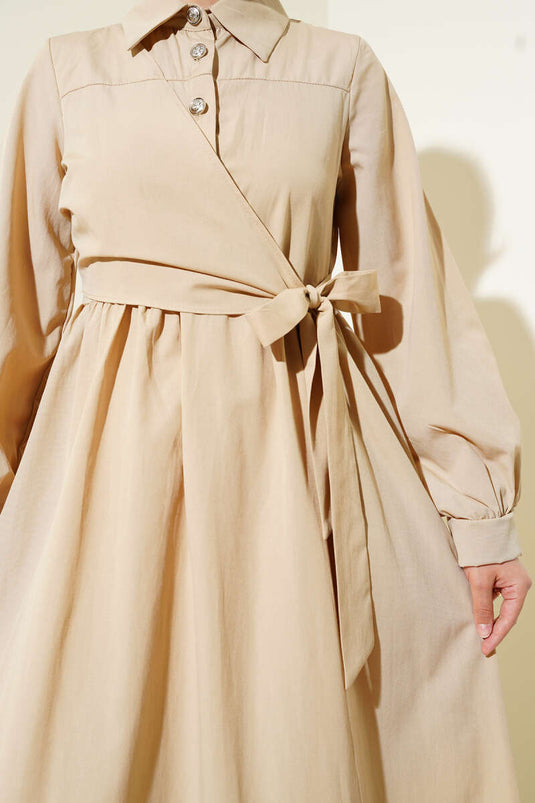 Halbgeknöpftes Kleid mit Rüschen und seitlicher Schnürung Beige