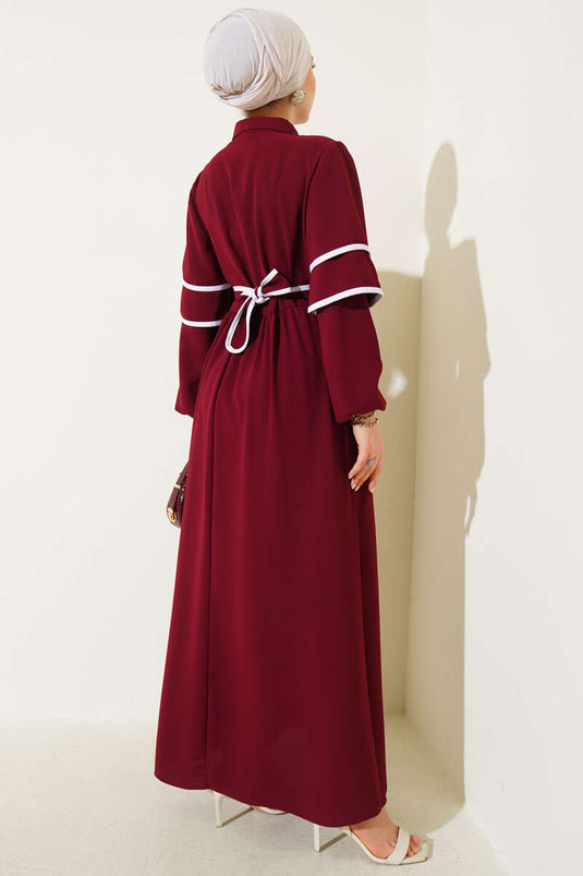 Vestido burdeos con cinturón y medio botón adornado