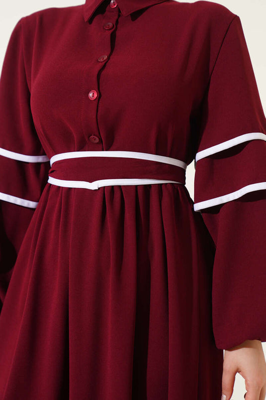 Vestido burdeos con cinturón y medio botón adornado