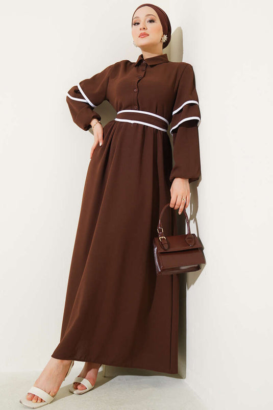 Halbgeknöpftes Kleid mit Garn und Gürtel in Braun