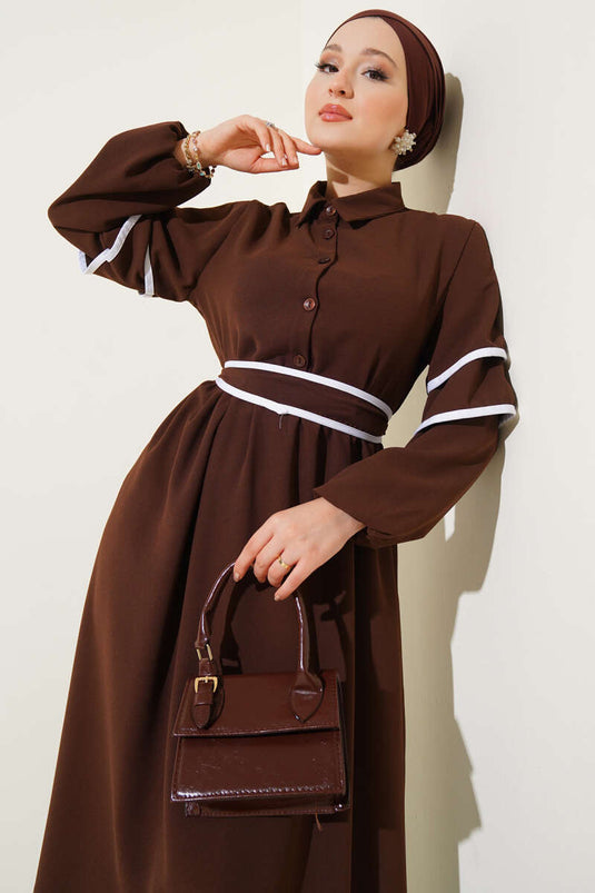 Halbgeknöpftes Kleid mit Garn und Gürtel in Braun