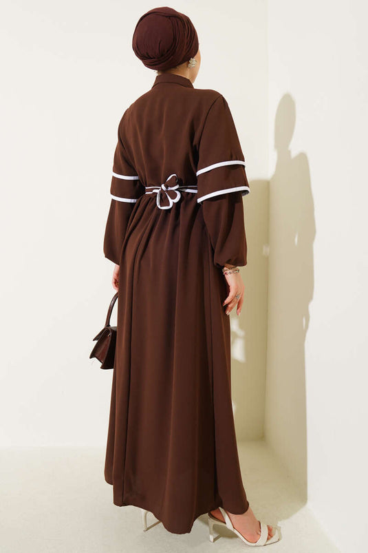 Halbgeknöpftes Kleid mit Garn und Gürtel in Braun