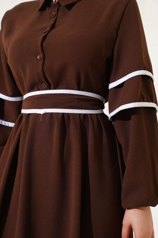 Halbgeknöpftes Kleid mit Garn und Gürtel in Braun