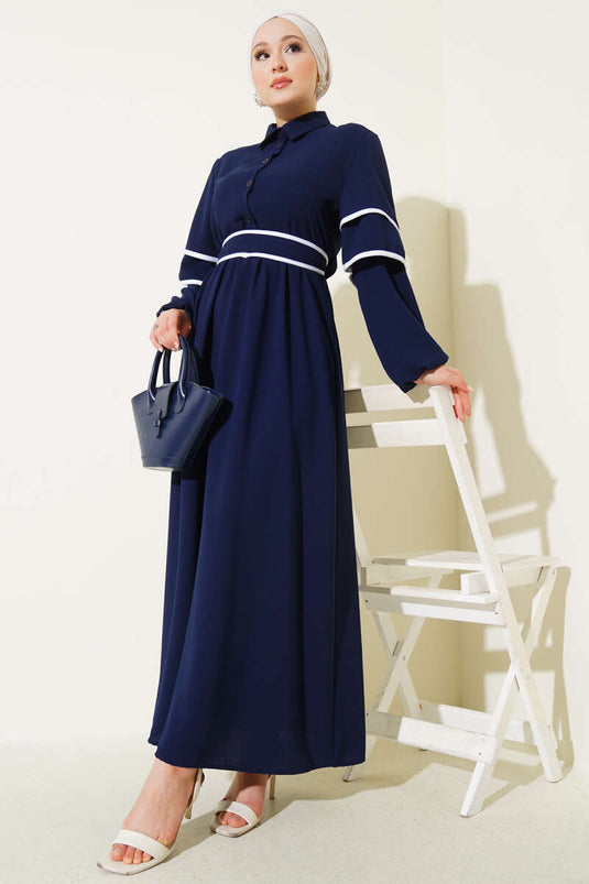 Halbgeknöpftes Kleid mit Garn und Gürtel in Marineblau