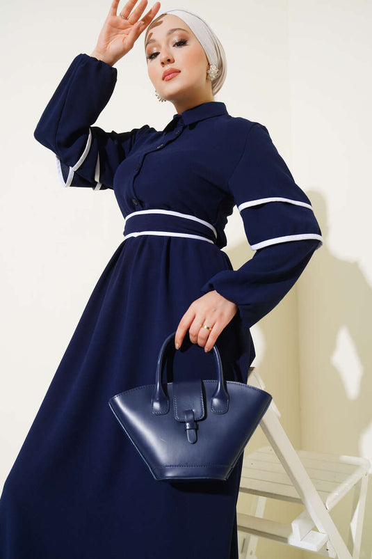 Halbgeknöpftes Kleid mit Garn und Gürtel in Marineblau