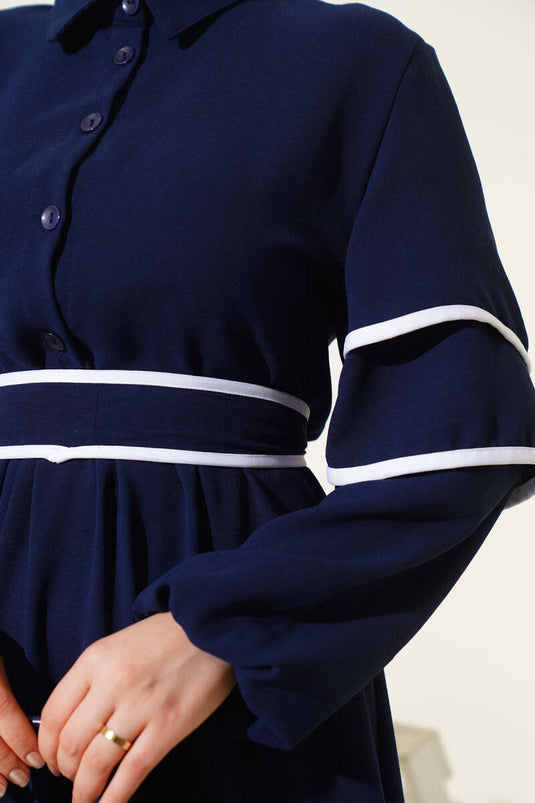 Halbgeknöpftes Kleid mit Garn und Gürtel in Marineblau