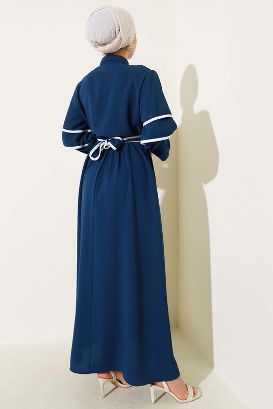 Vestido con cinturón adornado y medio abotonado color petróleo