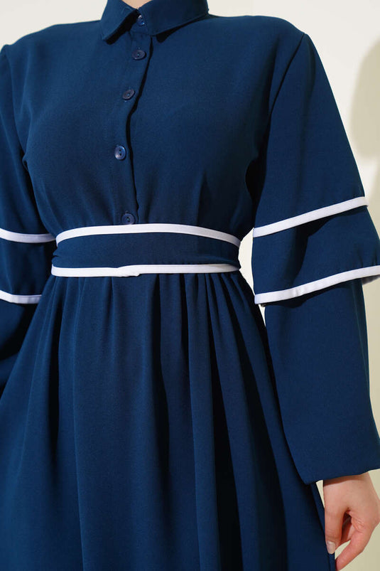 Vestido con cinturón adornado y medio abotonado color petróleo