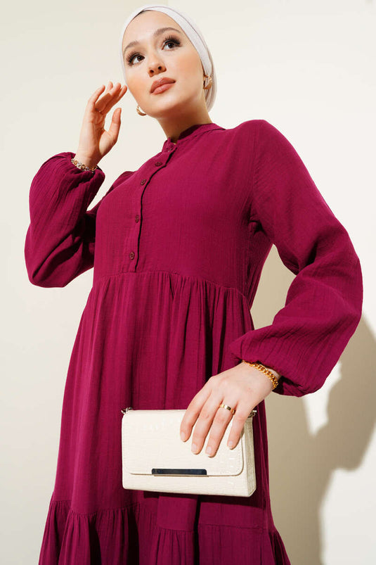 Halbgeknöpftes Musselinkleid mit Stehkragen in Burgunderrot