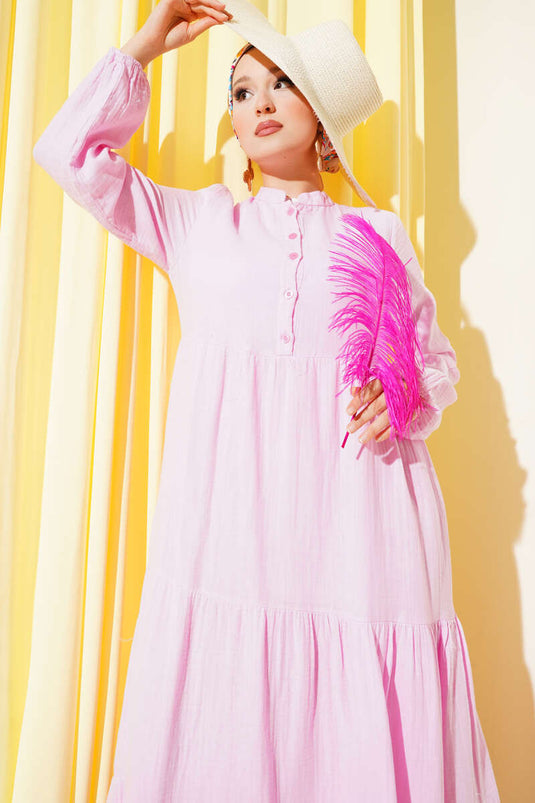 Abito in mussola con collo alla coreana e bottoni a metà rosa