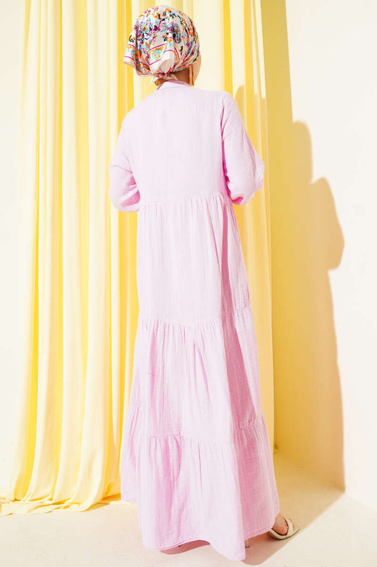 Abito in mussola con collo alla coreana e bottoni a metà rosa